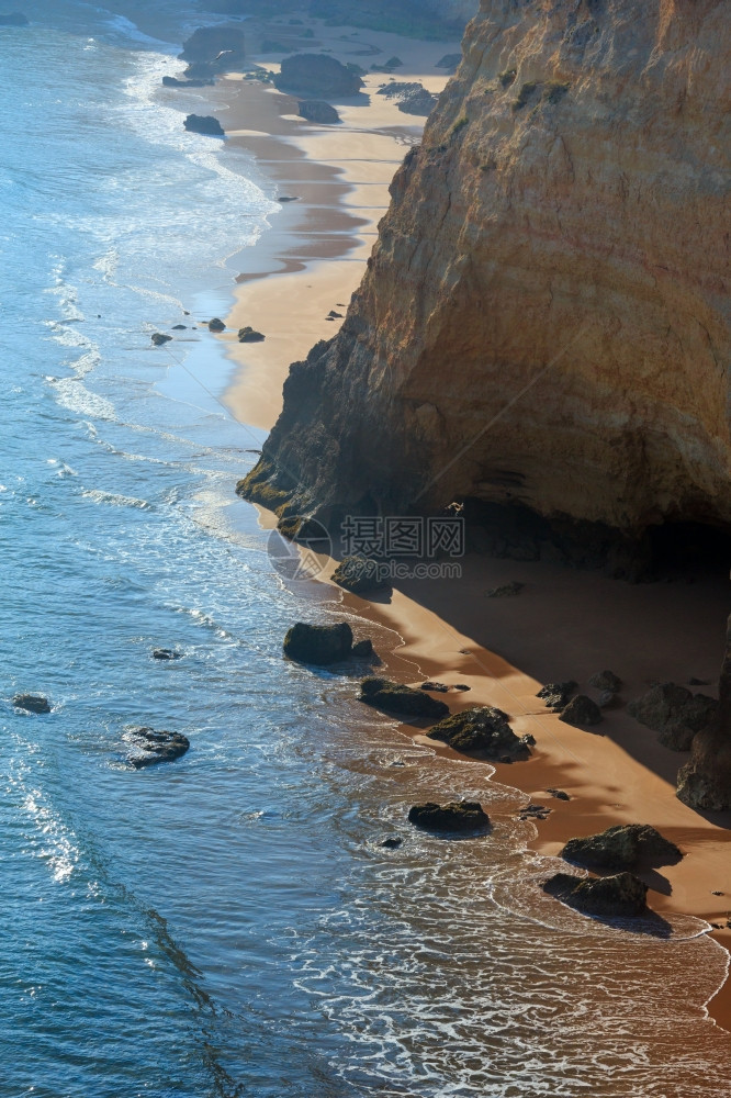 夏季大西洋岩石海岸与沙滩PraiadaAfurada葡萄牙阿尔加韦拉戈亚的海岸对望图片
