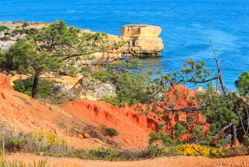 夏季晚上大西洋石灰海岸观测靠近PraiadeSaoRafael海滩和前面的红泥土阿尔布费拉加夫图片