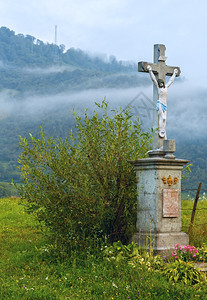 十字架山在夏季山坡和基督上喀尔巴阡山利沃夫州乌克兰背景