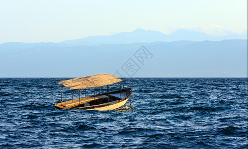 晚上奥赫里德湖有船和海浪的雾色风景马其顿图片