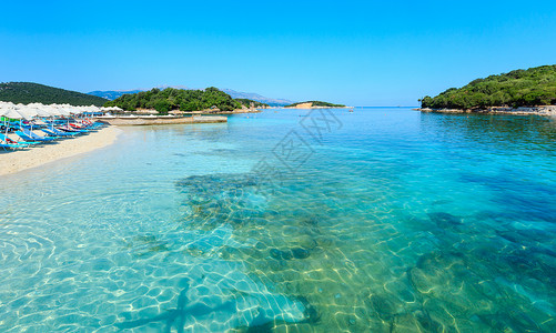 阿尔巴尼亚语美丽的爱奥尼亚海IonianSea有清晰的绿水和晨夏日海岸风景来自滩Ksamil阿尔巴尼亚Ksamil人们无法辨认背景