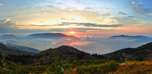 日出薄雾的夏季山地景观希腊凯法洛尼亚图片