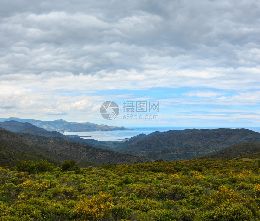 西班牙科斯塔布拉瓦山口的地籍海湾全景顶端两针缝合图象图片