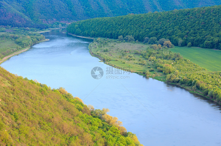 Dnister河弯曲峡谷的顶层景色春光海岸上有田图片