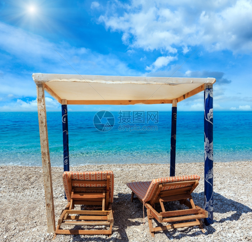 夏季阳光沙滩有水和太阳床(阿尔巴尼亚),两缝合高分辨率图像。图片