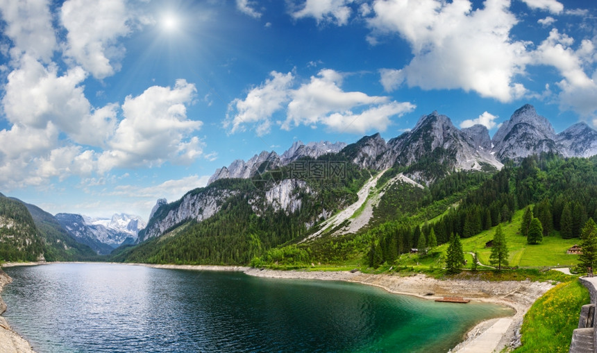 美丽的夏日阿尔卑斯湖Gosausee阳光之奥地利两针缝合全景图片