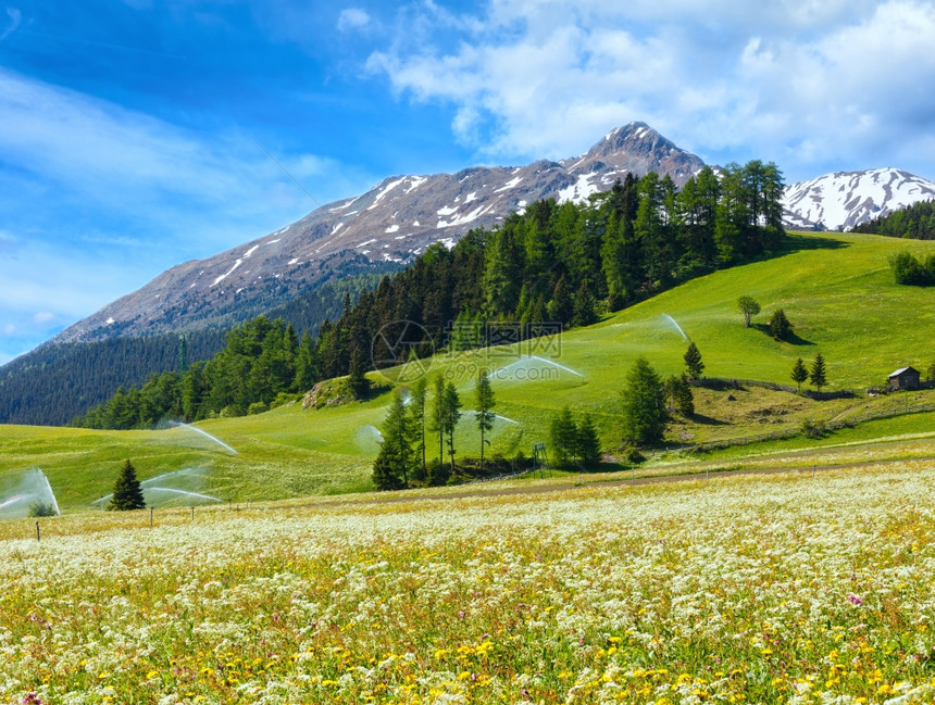夏季阿尔卑斯山意大利的灌溉水喷口蓝色天空云层多图片