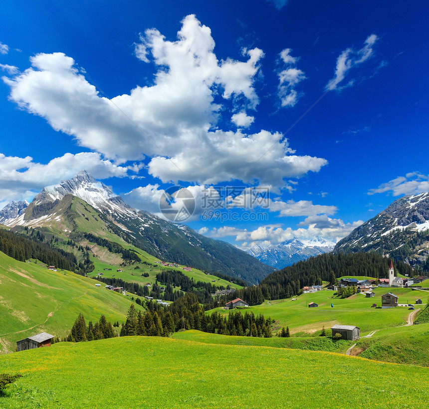 夏季山观比伯科普夫沃斯拉尔贝格奥地利和有云的深蓝天空图片