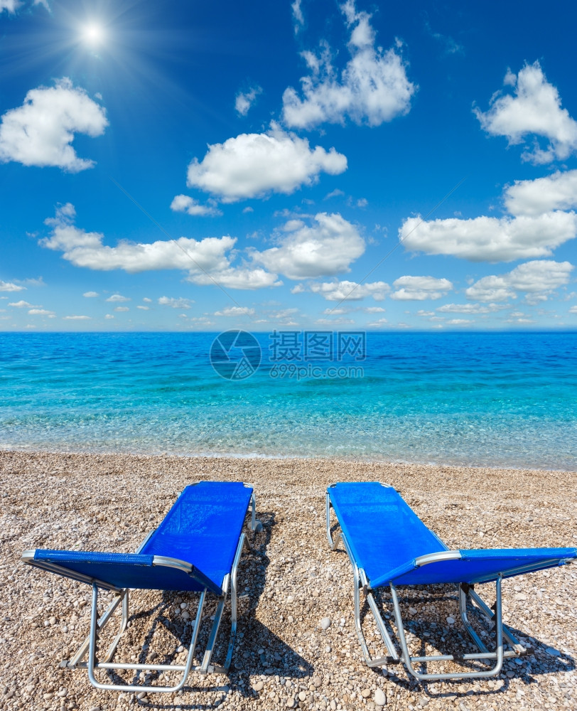 夏晨阳光明媚的海滩有日晒床白色沙子和石阿尔巴尼亚两针缝合高分辨率图像图片