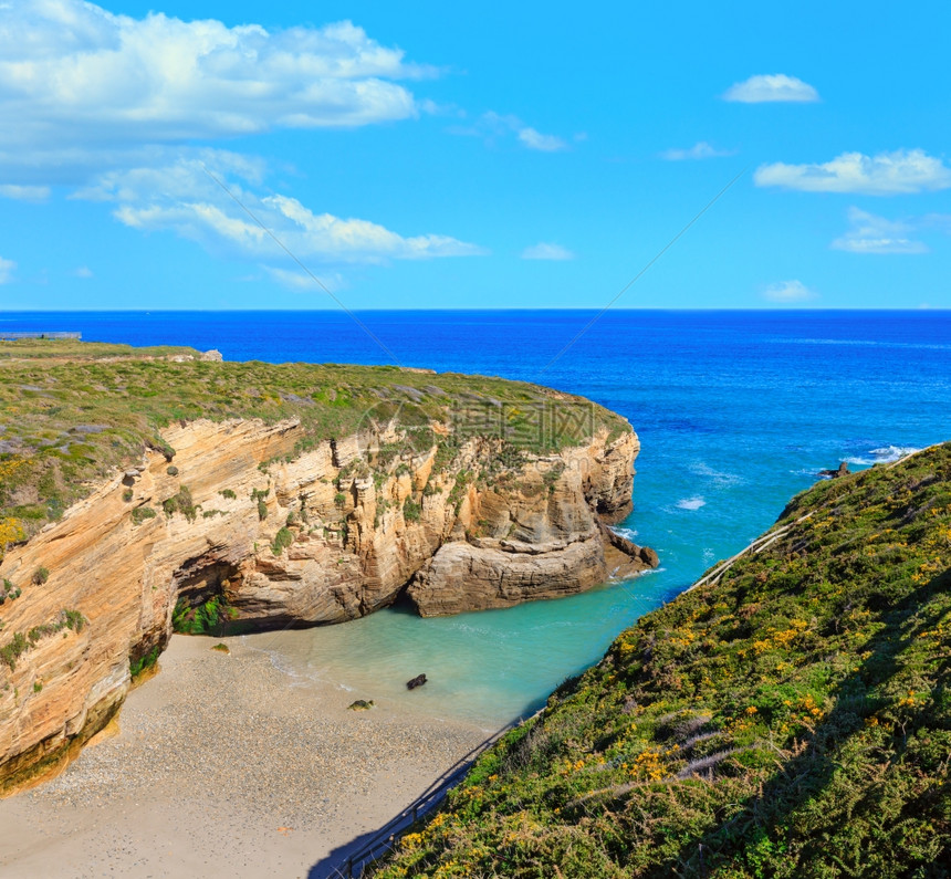 Cantabric海岸夏季风景CatheralsBeachLugoGalicia西班牙蓝色天空有云彩图片