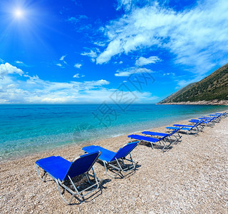 沙滩上有蓝色天空和沙滩上的日落阿尔巴尼亚图片