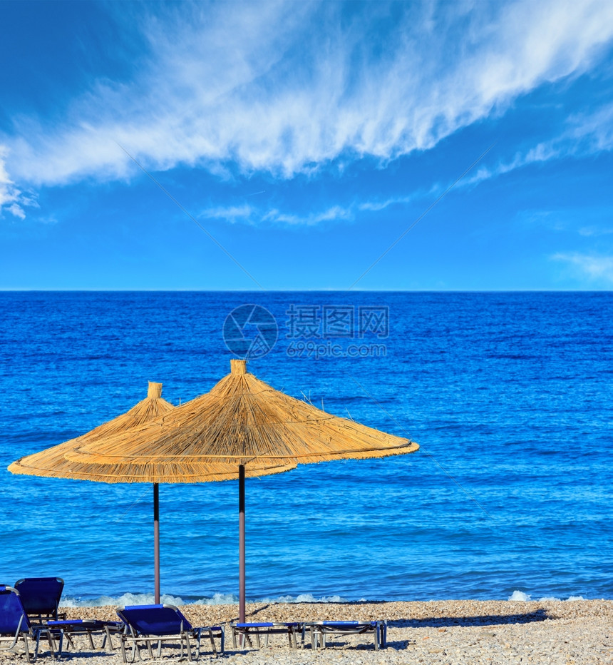 沙滩夏季清晨带有防晒床和草荫的沙滩阿尔巴尼亚博什蓝天带云图片