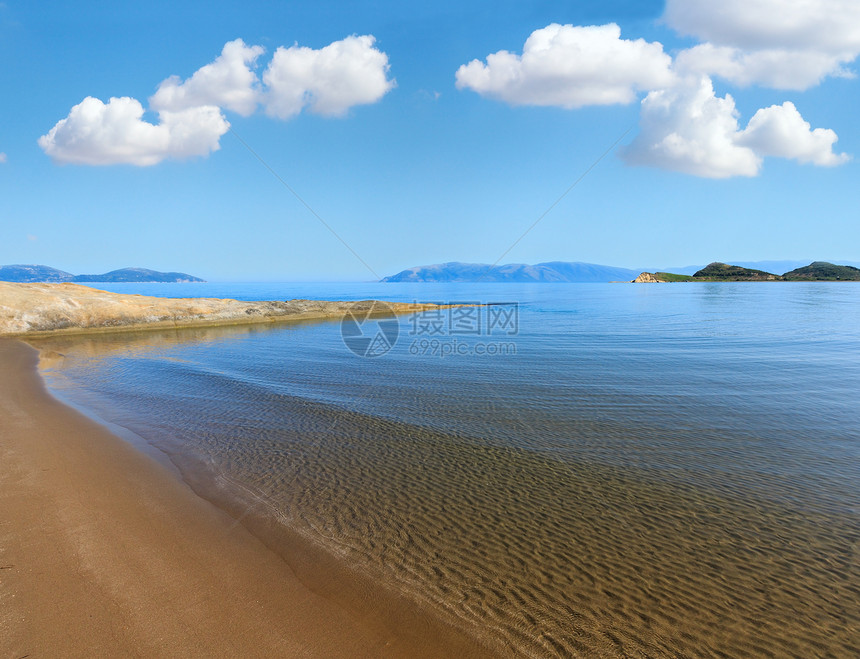 桑迪海滩早年风景纳尔塔湖弗洛阿巴尼亚深蓝天空云层积聚图片