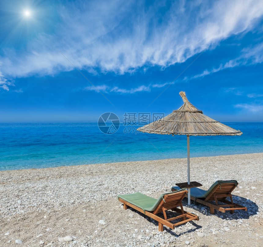 月夏晨沙滩有遮阳和草荫的阿尔巴尼亚蓝天有云阳光图片