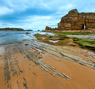 春海岩石岸与洞相望两针缝合图象图片