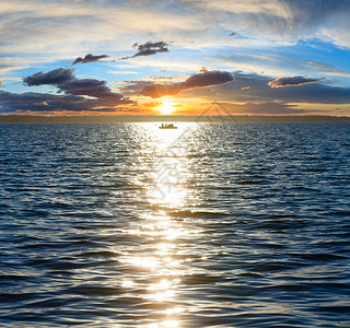 日落的光辉洒在海面上图片