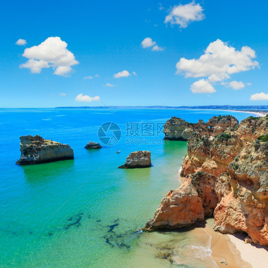 DosTresIrmaos海滩附近的岩石蓝色天空的顶端景PortimaoAlvorAlgarve葡萄牙船上的人无法辨认图片
