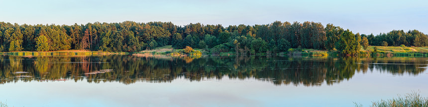 夏季湖风景之夜,水面上有树木反射(Shklo,Lviv Oblast,乌克兰)三缝合高分辨率全景。图片