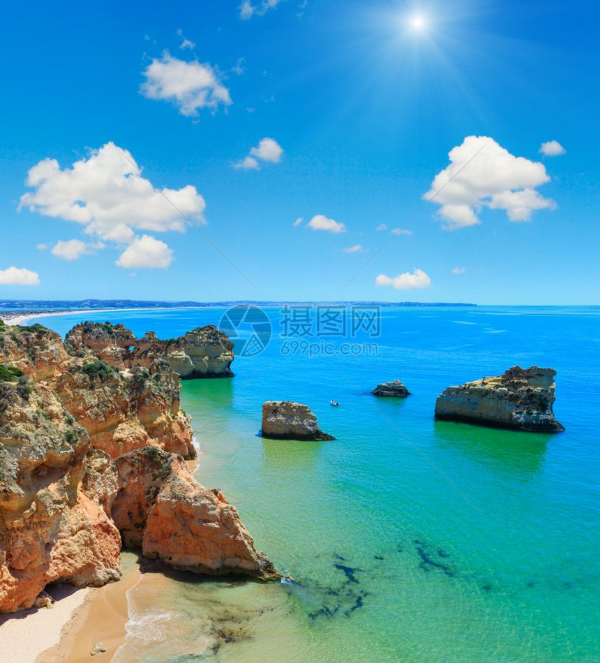 DosTresIrmaos海滩附近的岩石蓝色阳光天空的顶端景色PortimaoAlvorAlgarve葡萄牙船上的人无法辨认图片