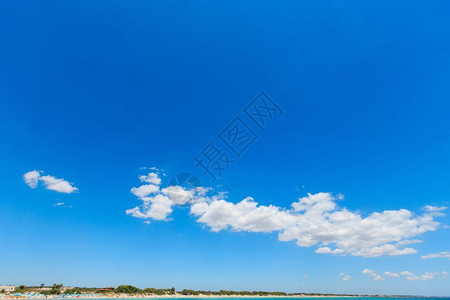 蓝天背景白云和海岸图片
