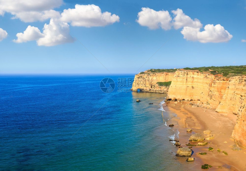 夏季大西洋岩石海岸与沙滩PraiadaAfuradaLagoaAlgarve葡萄牙和上方蓝天相望图片
