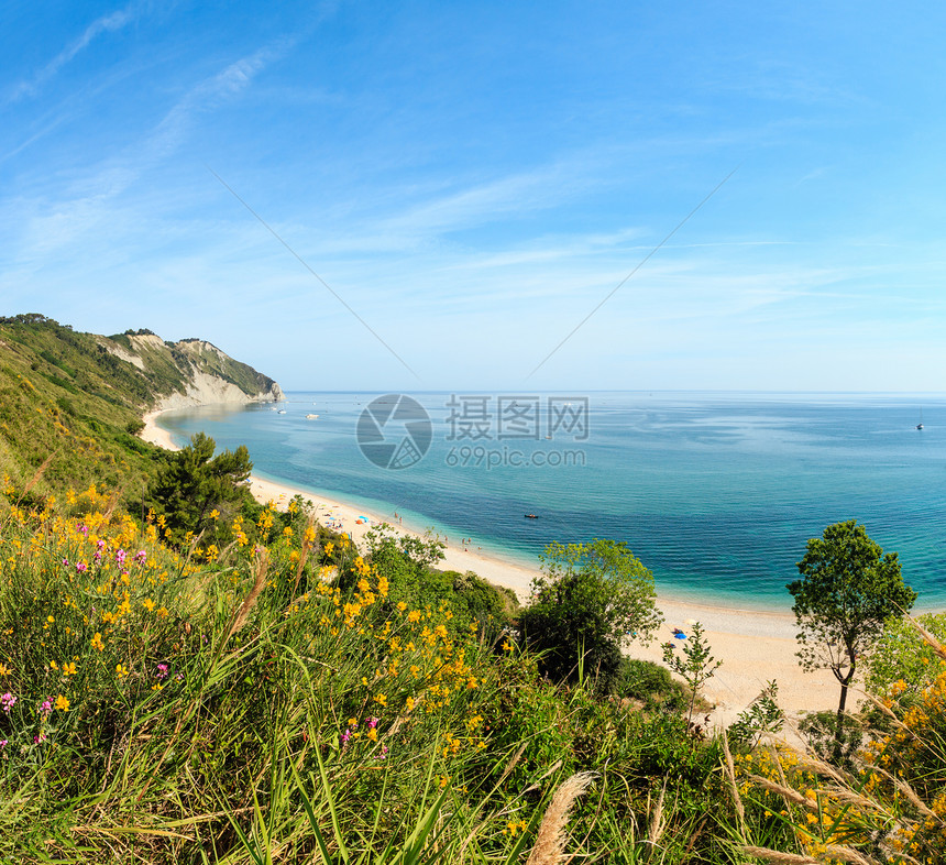 夏季亚得里海湾和Portonovo附近的SpiaggiaMezzavalle海滩和Marche地区的Ancona城镇开花意大利C图片