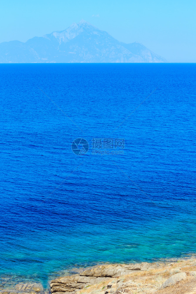 夏季海滨风景与阿特索斯山风景相近哈基迪锡多尼亚希腊图片