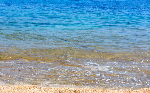 美丽的海浪夏季景色从滩图片