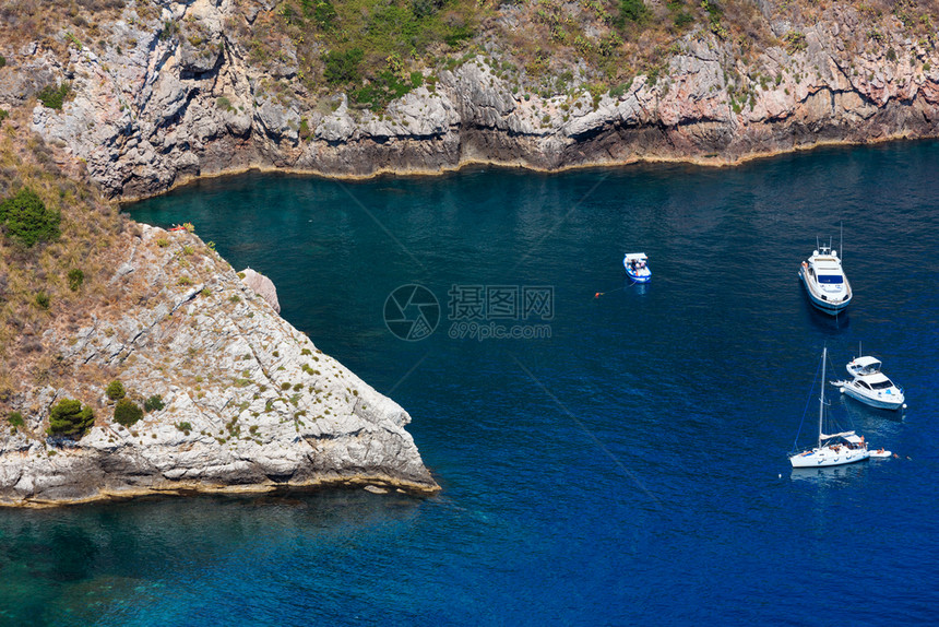 美丽的TaorminaGrottaAzura意大利西里海岸景人们无法辨认图片