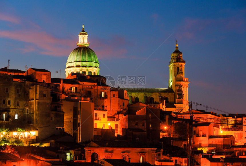 夜中古老的RagusaIblafamosSicilian镇风景意大利西里著名的旅游目地城市灯光Unesco世界遗产址图片