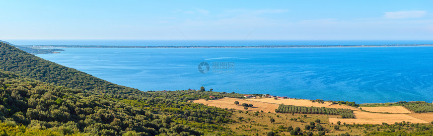意大利普亚加尔诺半岛瓦拉湖夏季全景,三缝合。图片