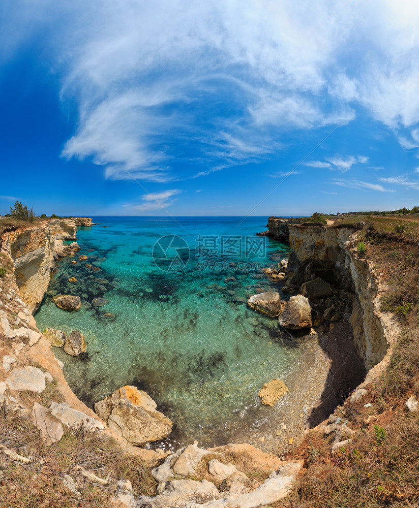 意大利普亚萨顿海岸TorreSantAndrea的悬崖岩石拱门和堆叠物faraglioni图片