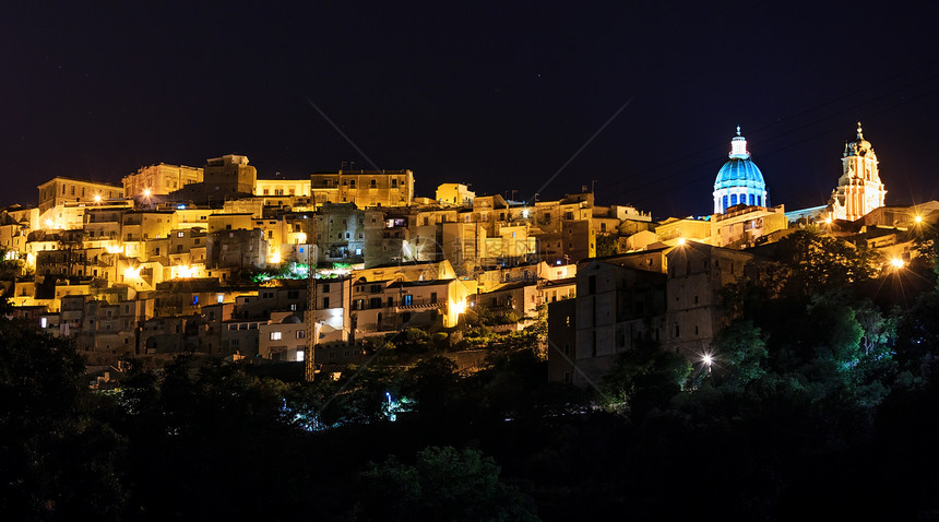 夜中古老的RagusafamosSicilian镇风景意大利西里著名的旅游景点城市灯光Unesco世界遗产址图片