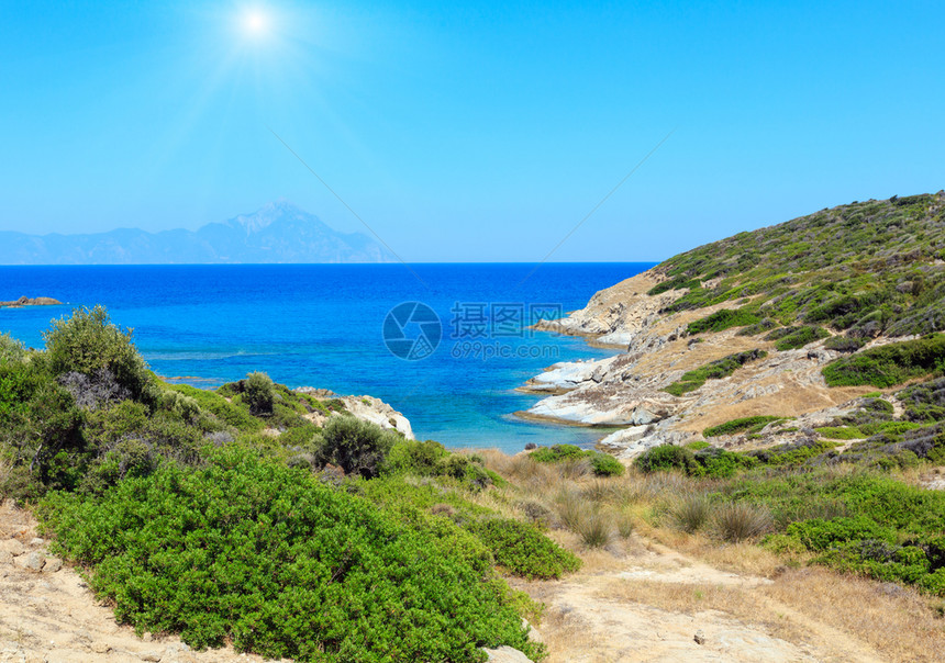 夏季阳光般的海滨风景远处哈基迪锡索尼亚希腊有阿托斯山的风景图片
