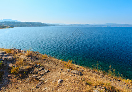 白垩石颗粒状的夏季爱琴海岸景观奥摩斯帕纳吉哈尔基迪希腊背景