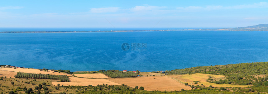 意大利普亚加尔诺半岛瓦拉湖夏季全景,两缝合。图片