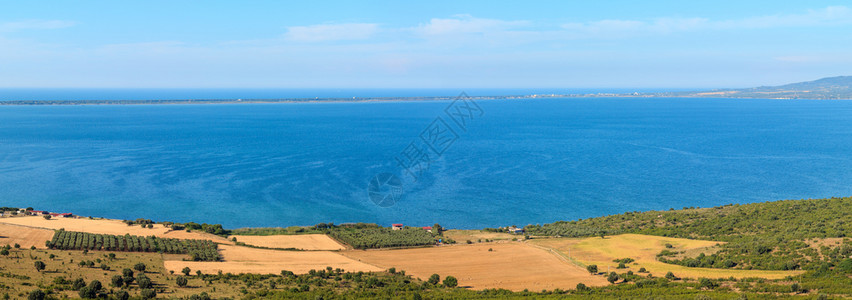意大利普亚加尔诺半岛瓦拉湖夏季全景,两缝合。图片