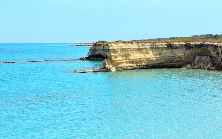 白岩石悬崖和海湾SpiaggiadellaPuntitedddha萨林托亚得里海滨意大利普亚图片