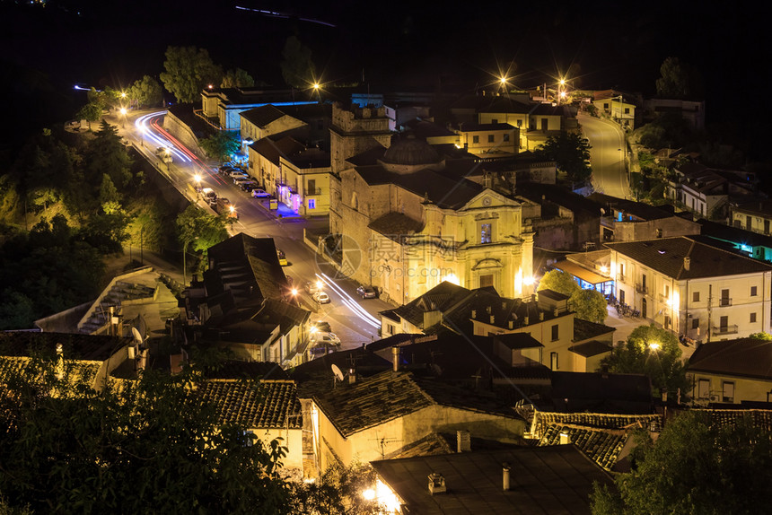 夜中古老的StiloFamosCalabria村风景意大利南部图片