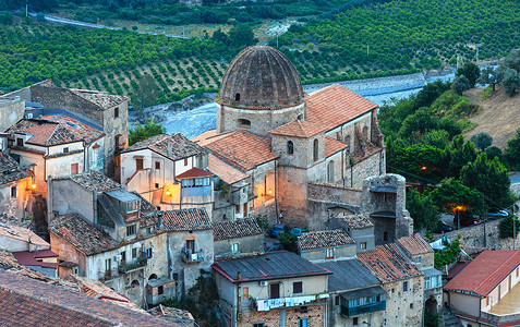 太阳升起的老中世纪史蒂洛法莫斯卡拉布里亚村风景意大利南部图片