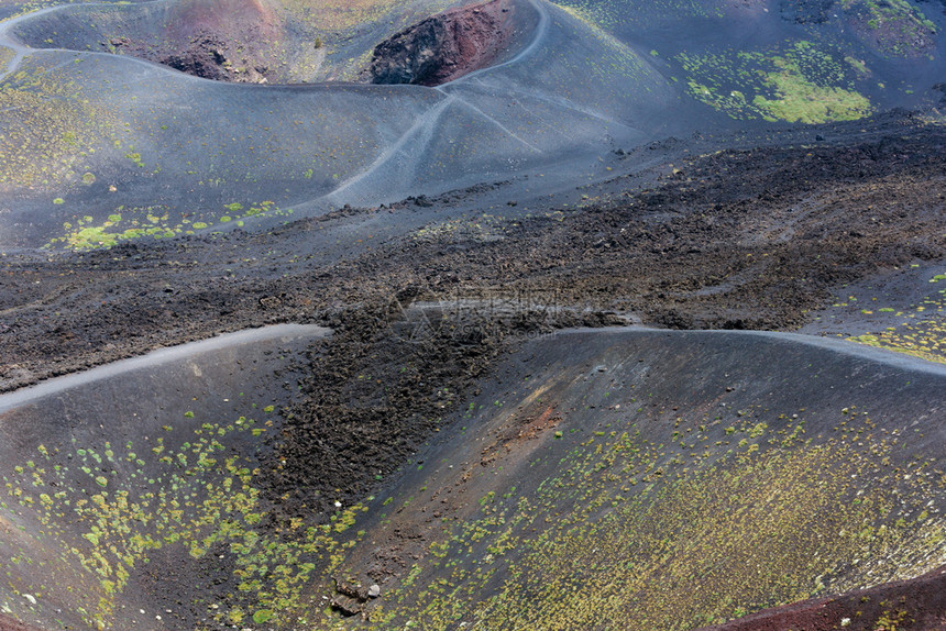 在意大利西里埃特纳火山坑之间人们无法辨认图片
