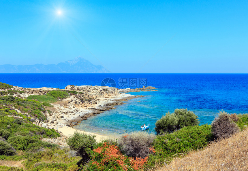夏季阳光平坦的海滨风景与阿多斯登山风景相距遥远哈基迪锡多尼亚希腊图片