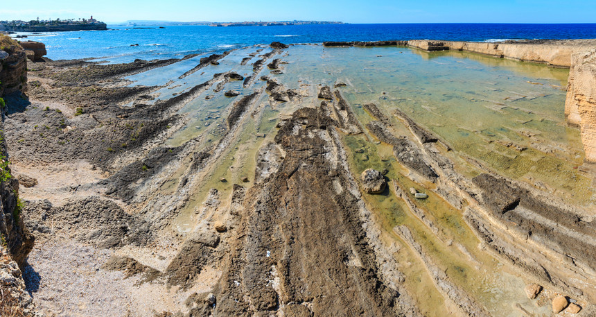 Massolivieri夏季海岸西里意大利的石块地质结构两针缝合全景图片