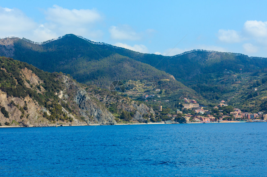 意大利古里亚CinqueTerre公园五个著名的村庄之一位于利古里海和悬崖上的陆地之间图片