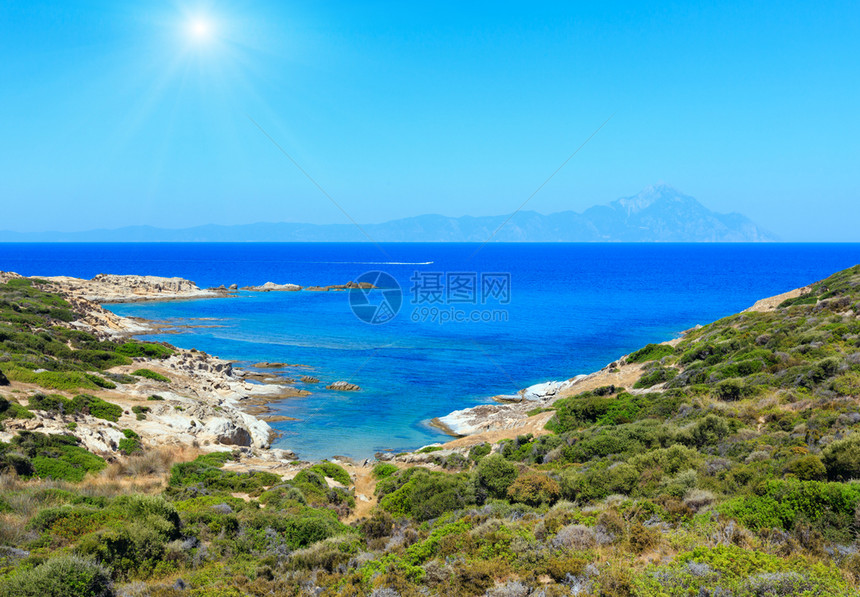 夏季阳光般的海滨风景与阿多斯山相距遥远哈基迪锡索尼亚希腊图片