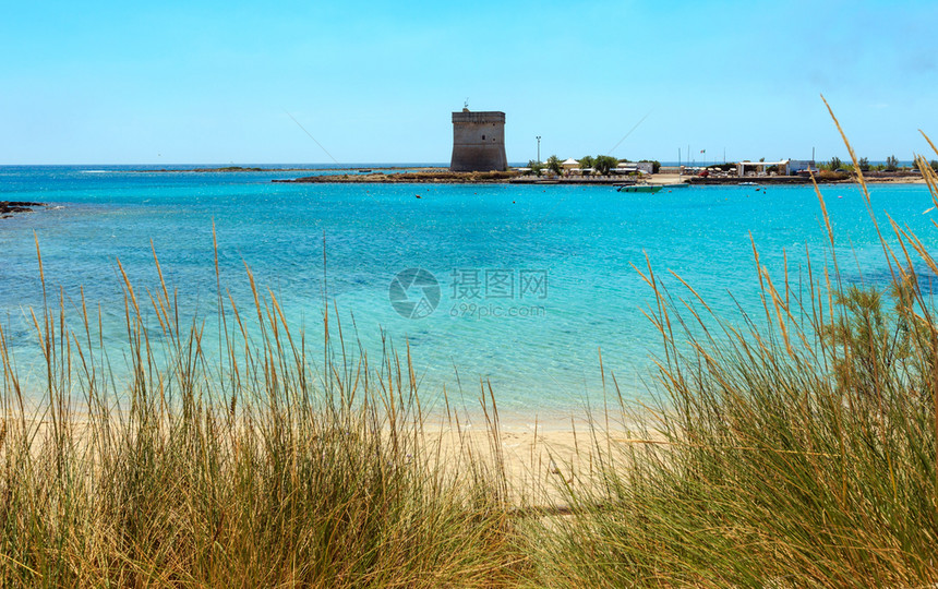 风景如画的托雷恰恩卡海滩和历史防御塔托雷恰恩卡托雷圣斯特凡诺在萨伦托爱奥尼亚海岸波尔图塞萨雷奥普利亚意大利图片