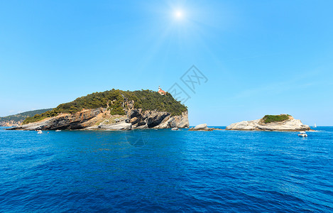 波托维内尔附近的帕尔马里亚岛蒂诺岛和蒂内托岛阳光灿烂的岩石海岸意大利利古里亚拉斯佩齐亚CinqueTerre公园诗人湾蒂诺岛上的背景图片