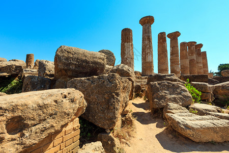 教科文组织网站在著名的古老寺庙谷意大利西里Agrigento教科文组织世界遗产地的神庙中被毁坏柱子背景