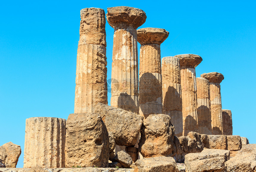 在著名的古老寺庙谷意大利西里Agrigento教科文组织世界遗产地的神庙中被毁坏柱子图片