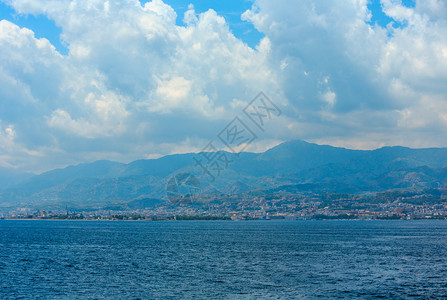 意大利西里岛的墨拿海峡和岸线图片